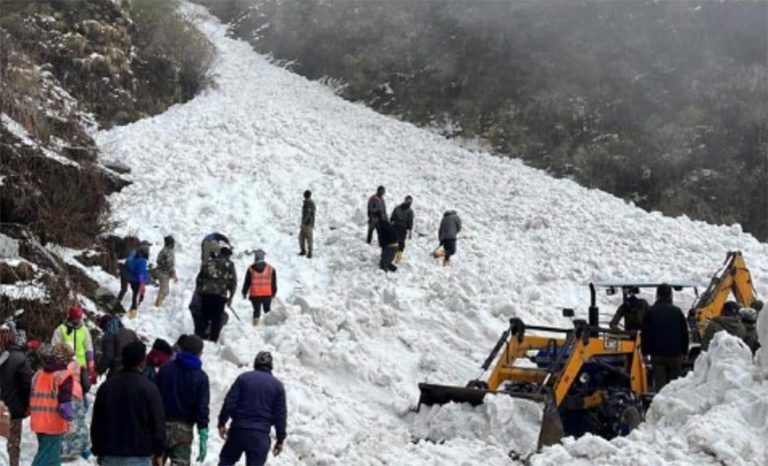 सिक्किममा हिमपहिरो जाँदा कम्तीमा ७ पर्यटकको मृत्यु
