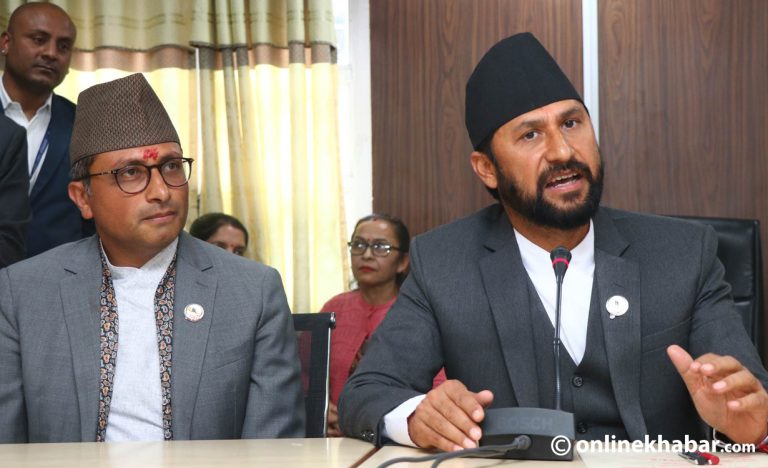 हिरासतमा रहेका रविलाई स्वर्णिम वाग्लेले दिए पुस्तक उपहार