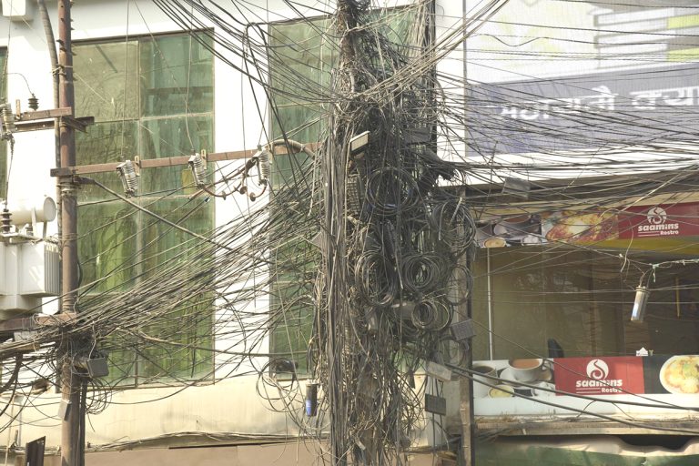 १५ दिनभित्र तार व्यवस्थापन नगरे काठमाडौं महानगरले हटाउने