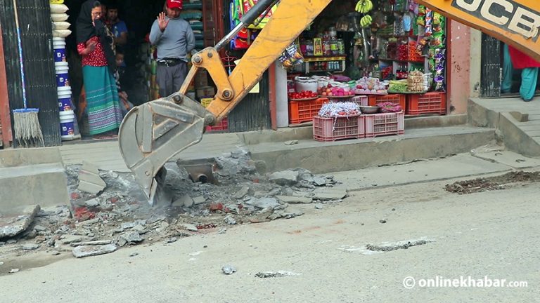 तम्घास बजारमा सडक मिचेर बनाइएका घरका पेटी भत्काउन सुरु