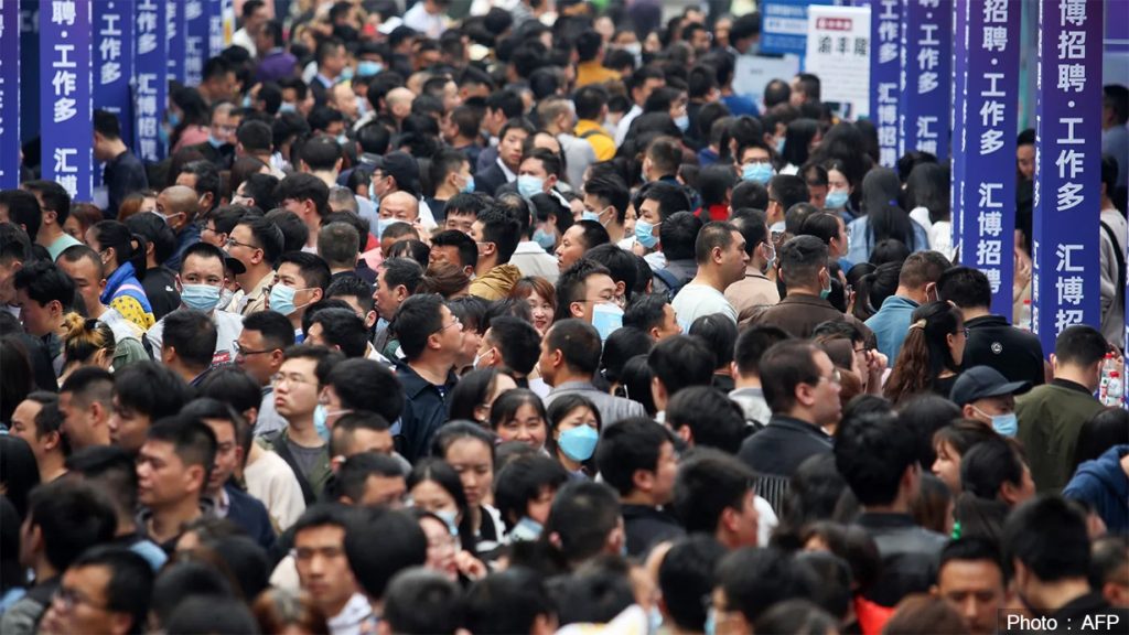 चीनमा बढे बेरोजगार, युवालाई गाउँ पठाउने नीतिको विरोध