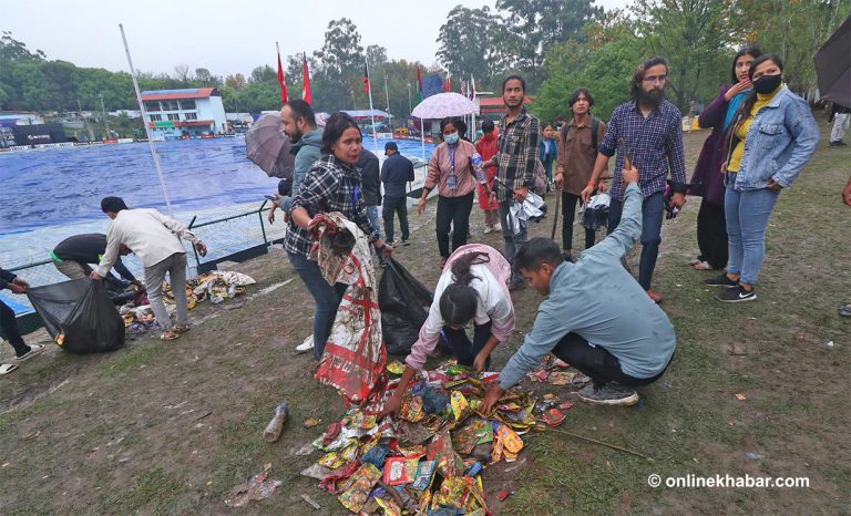 समर्थकले सफा गरे क्रिकेट मैदानको फोहोर (तस्वीरहरू)