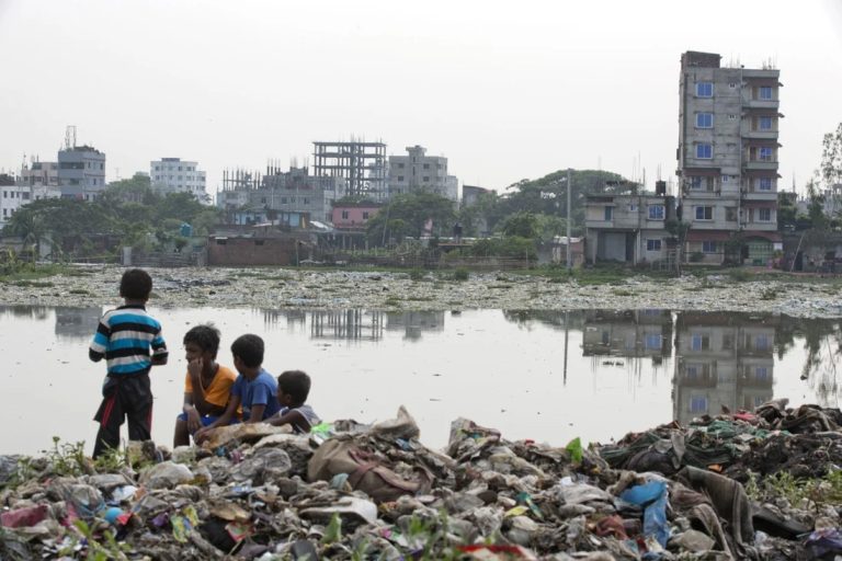 गरिब देशमा थुप्रिदै धनी देशको फोहर, यस्तो छ वातावरणीय अपराधको यथार्थ