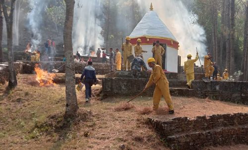 रेसुङ्गा सामुदायिक वनमा लागेको डढेलो अझै नियन्त्रणबाहिर