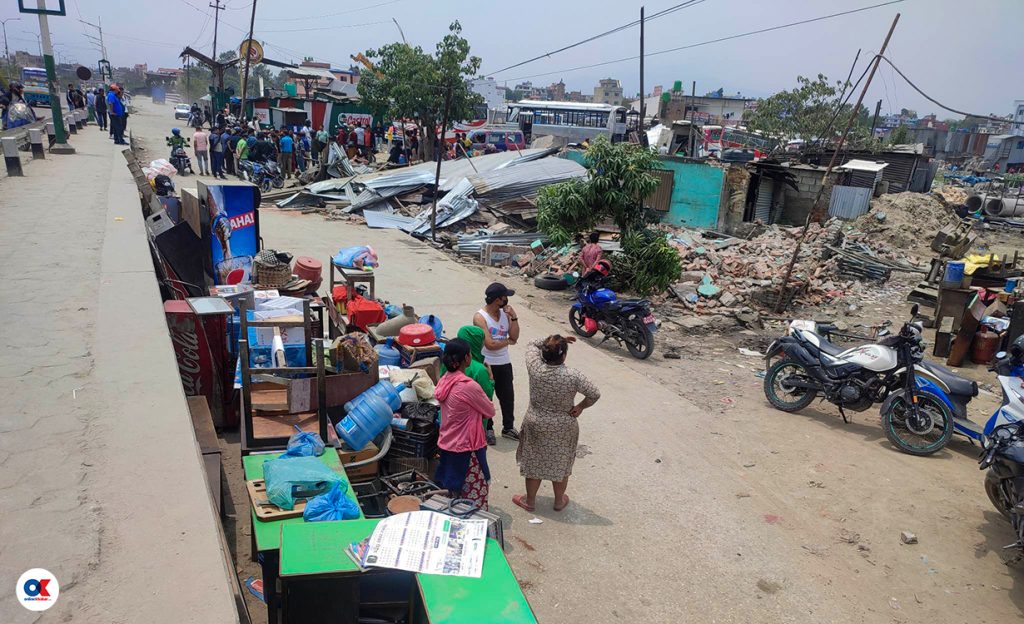 मनोहरा क्षेत्रका अतिक्रमित संरचनामा चल्यो डोजर