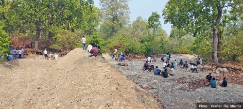 बाढीबाट बस्ती जोगाउन भन्दै खोला थुन्ने प्रयास