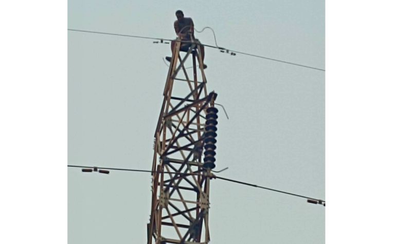 सडक निर्माण गुणस्तरीय नभएको भन्दै मोरङका एक युवा हाइटेन्सन लाइनमा