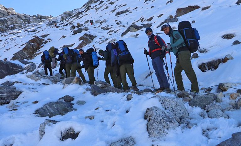 नेपाली सेनाको टोलीले गर्‍यो सगरमाथा आरोहण