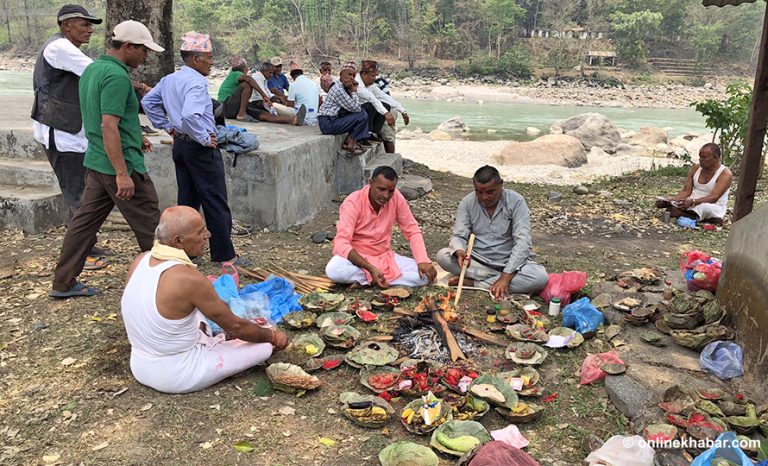 पानी नपरेपछि पालुङटारका बासिन्दाले गरे मर्स्याङ्दी दोभानमा जलधारा