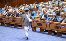 प्रधानमन्त्रीको दोहोरो रवैया:  प्रतिवेदन गोप्य राख्न मुद्दा हाल्ने, सदनमा सार्वजनिक गर्ने प्रतिबद्धता जनाउने