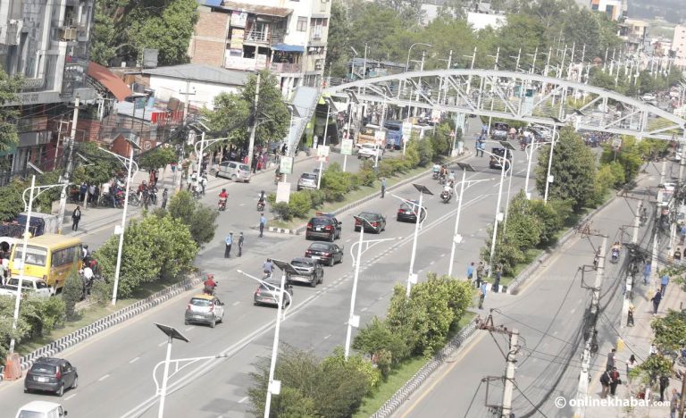 सडक खाली नगरी संसद पुगे राष्ट्रपति (तस्वीरहरु )
