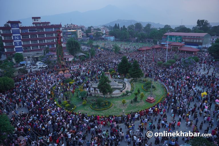 लगनखेलबाट जाउलाखेल तानियो रातो मच्छिन्द्रनाथको रथ (तस्वीरहरू)