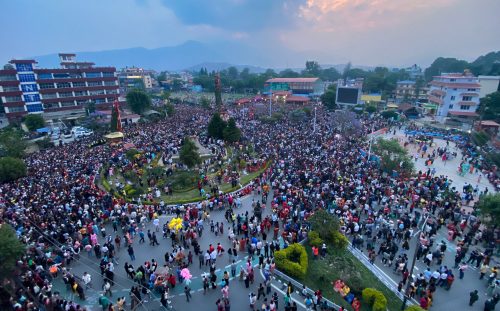 रातो मच्छिन्द्रनाथको रथ तान्न उर्लिएको भीड (तस्वीरहरू)