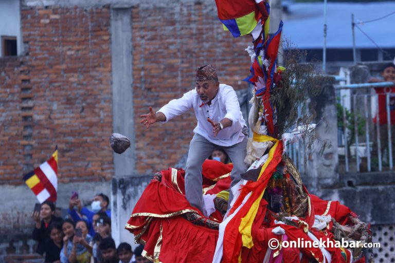 रातो मच्छिन्द्रनाथको रथको टुप्पोबाट खसालियो नरिवल (तस्वीरहरू)