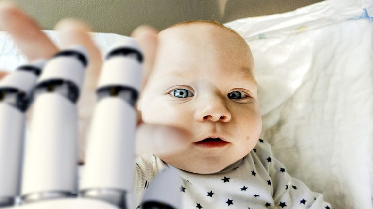 विश्वमै पहिलोपटक रोबोटबाट महिलाको गर्भाधान, जन्माइन् जुम्ल्याहा बच्चा