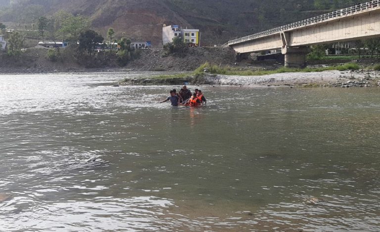 पुलबाट हामफालेका हर्कमानलाई सशस्त्र प्रहरीले बचायो