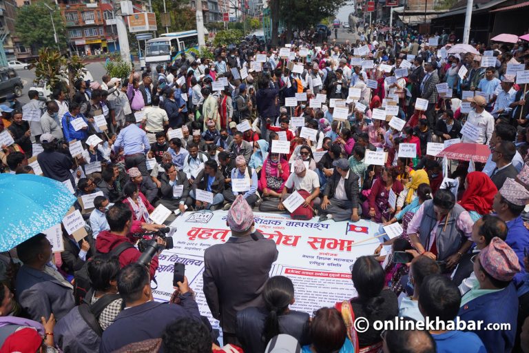 संघीय शिक्षा ऐन जारी गर्न माग गर्दै माइतीघरमा प्रदर्शन (तस्वीरहरु )