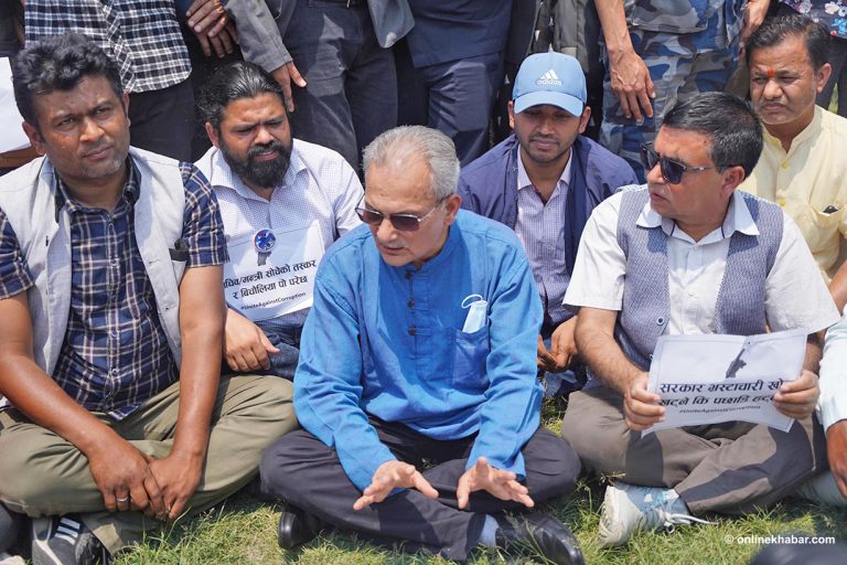 सरकार जोगाउनुपर्ने हुनाले कार्यकारी प्रमुख भ्रष्टाचारविरुद्ध उभिन सक्दैन : बाबुराम भट्टराई