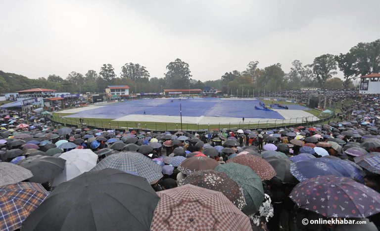 कीर्तिपुरमा छातामुनि दर्शक (तस्वीरसहित)