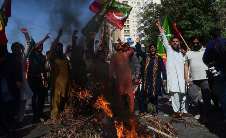 पूर्वप्रधानमन्त्री इमरान खान पक्राउको विरोधमा पाकिस्तानमा प्रदर्शन