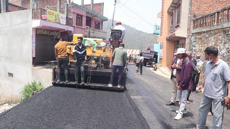 तम्घास बजारको सडकमा पुनः कालोपत्रे काम सुरु