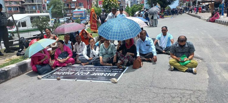 माग पूरा नभएसम्म घर नफर्कने विद्यालय कर्मचारीको अडान, माइतीघरमा रिले अनशन