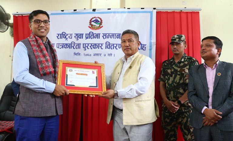 अनलाइनखबरकर्मी घिमिरे युवा पत्रकारिता पुरस्कारबाट सम्मानित