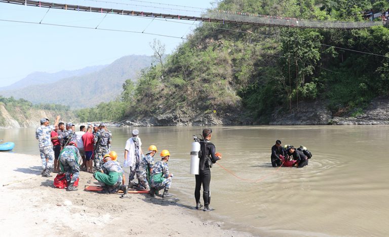 कुरिनटारमा सशस्त्रलाई गोताखोर तालिम