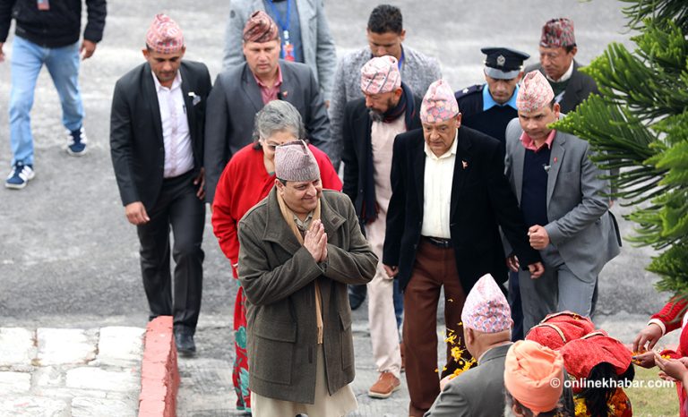 आमसभा स्थगित गरेर पूर्वराजालाई विमानस्थलमा स्वागत गर्दै राप्रपा