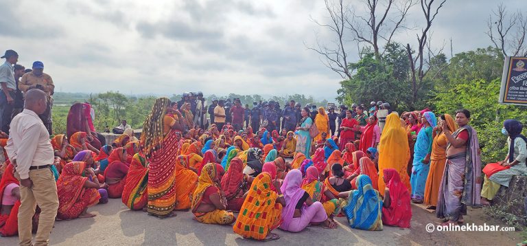 लहानको सडकमा लघुवित्त पीडितको प्रदर्शन