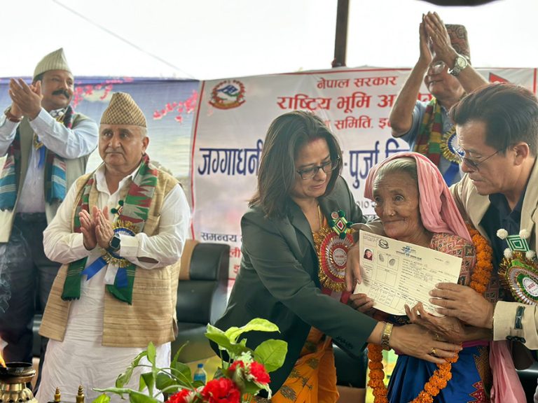 ५ हजार भूमिहीनले सरकारबाट पाए जग्गाधनी पुर्जा   