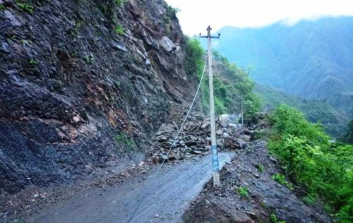 नारायणगढ-मुग्लिन सडकखण्ड तत्काल नखुल्ने, बिहान अवस्था हेरेर पहिरो पन्छाइने