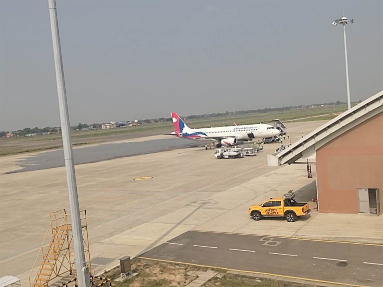 मलेशियाबाट आएको नेपाल एयरलाइन्सको जहाज गौतमबुद्ध विमानस्थलमा अवतरण