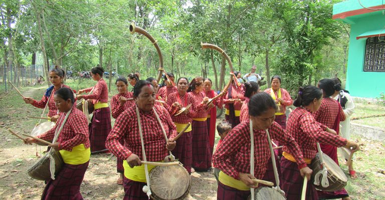 परम्परा जोगाउन पञ्चेबाजा बजाउँदै महिला