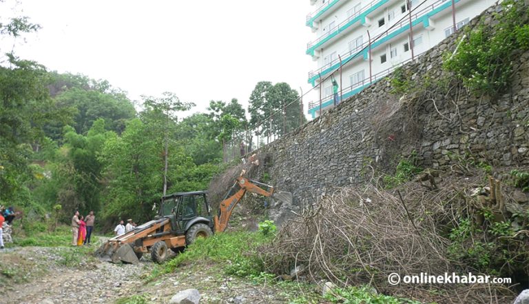 फिर्केखोला मिचेर बनेको सगरमाथा स्कुलको पर्खाल पोखरा महानगरले भत्कायो