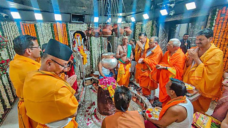 मध्यप्रदेशस्थित महाकालेश्वर मन्दिर पुगेर प्रचण्डले गरे पूजाअर्चना