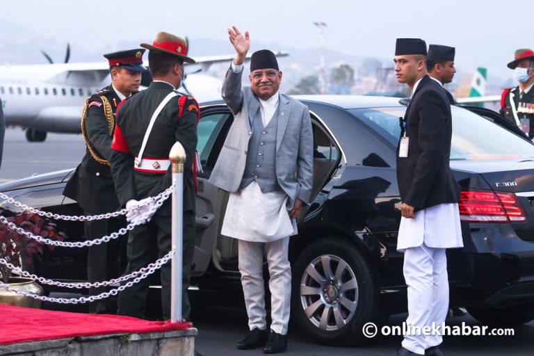 भारत भ्रमणबाट फर्किए प्रधानमन्त्री (तस्वीरहरु)