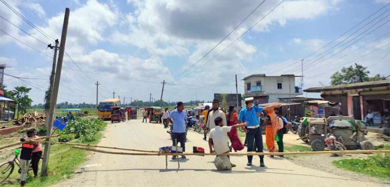 र्‍यापर गिरिशसहित ३ जनालाई पक्राउको माग गर्दै रंगेली-विराटनगर सडक अवरुद्ध