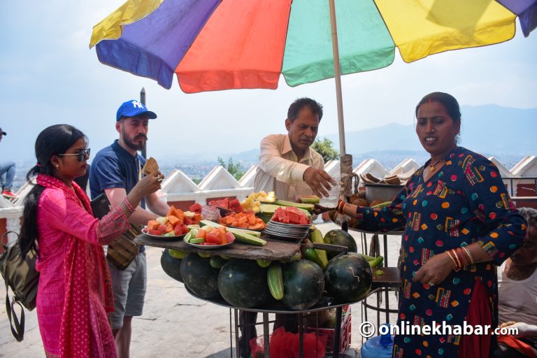 गर्मीले सतायो (तस्वीरहरु)