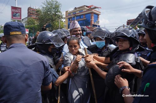 विद्यालय कर्मचारीको आन्दोलनमा प्रहरीको हस्तक्षेप, ४ जना पक्राउ