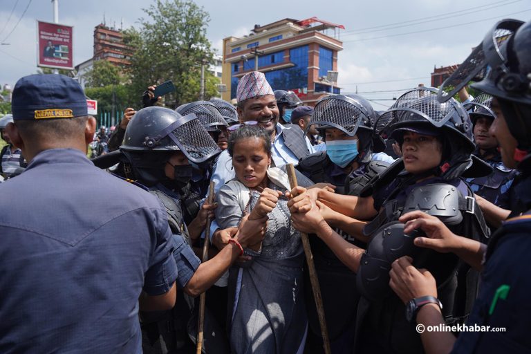 विद्यालय कर्मचारीको आन्दोलनमा प्रहरीको हस्तक्षेप, ४ जना पक्राउ