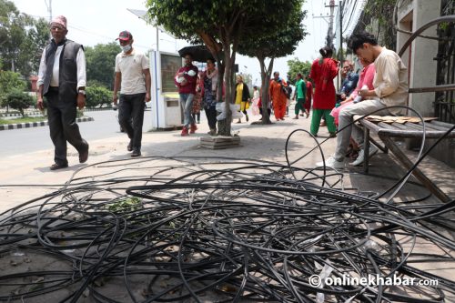 टेलिफोन र इन्टरनेटका अव्यवस्थित तार हटाइँदै (फोटो फिचर)