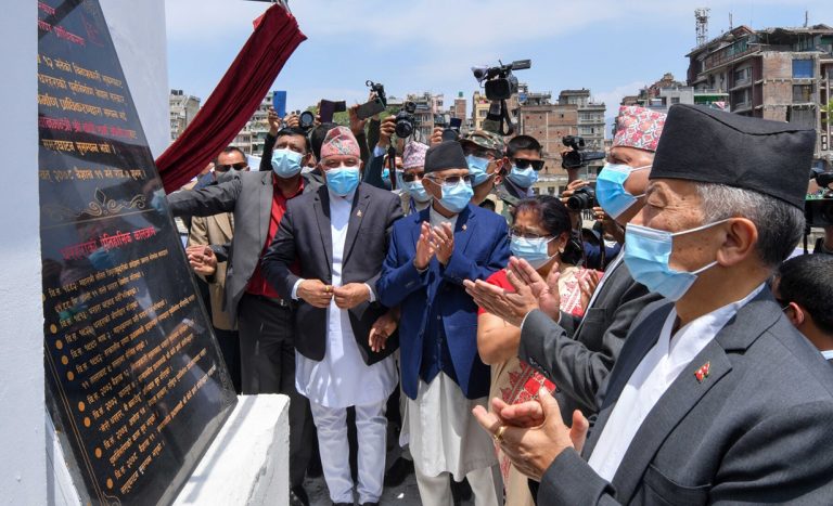 किन झिकियो ओलीले अनावरण गरेको धरहराको शिलालेख ?