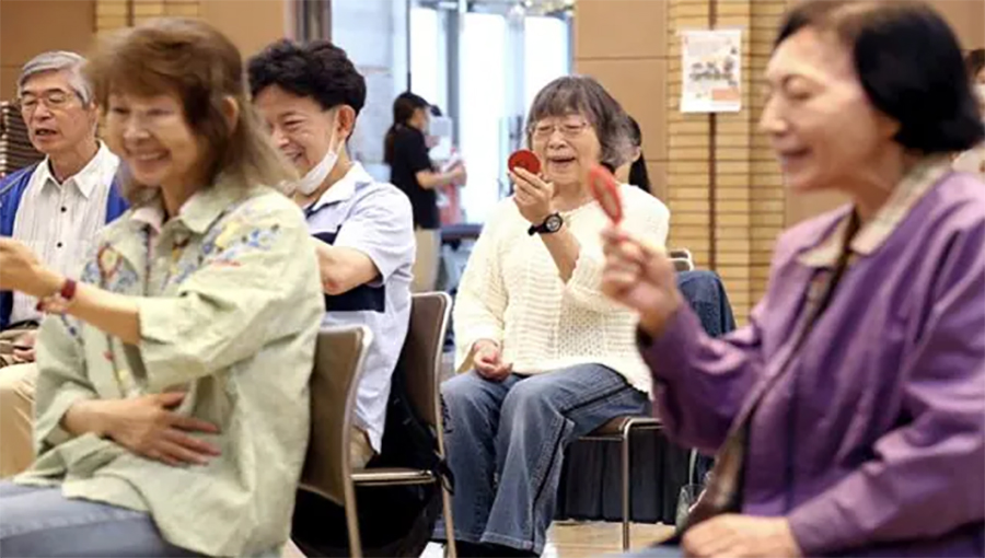 जापानीहरुले किन लिंदैछन् मुस्कुराउने तालिम ?