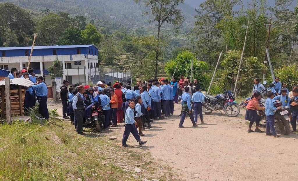 शिक्षक माग्दै दोलखाको सारदा माबिमा विद्यार्थीको प्रदर्शन