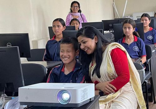 काठमाडौं महानगर विद्यार्थीलाई कम्प्युटर ल्याङ्ग्वेज कोडिङ सिकाउँदै