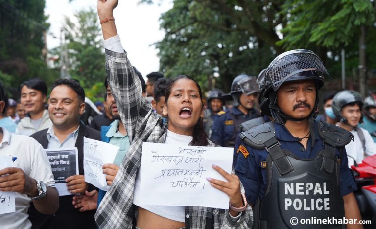 प्रधानमन्त्री प्रचण्डविरुद्ध अनेरास्ववियुको प्रदर्शन (तस्वीरहरू)