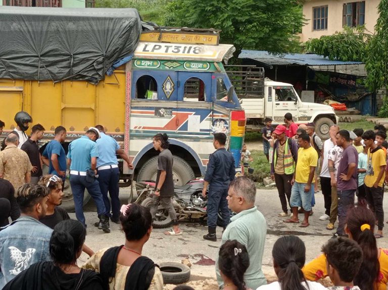 धादिङको मलेखुमा ट्रकले ठक्कर दिँदा मोटरसाइकल चालकको मृत्यु