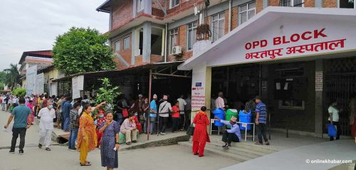 भरतपुर अस्पतालमा बिरामीको भीड, निजी अस्पताल सुनसान