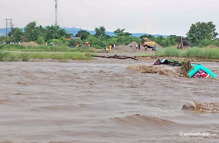 चितवनमा घाँघर खोला तर्दै गरेको बस बाढीमा डुब्यो, यात्रु सकुशल